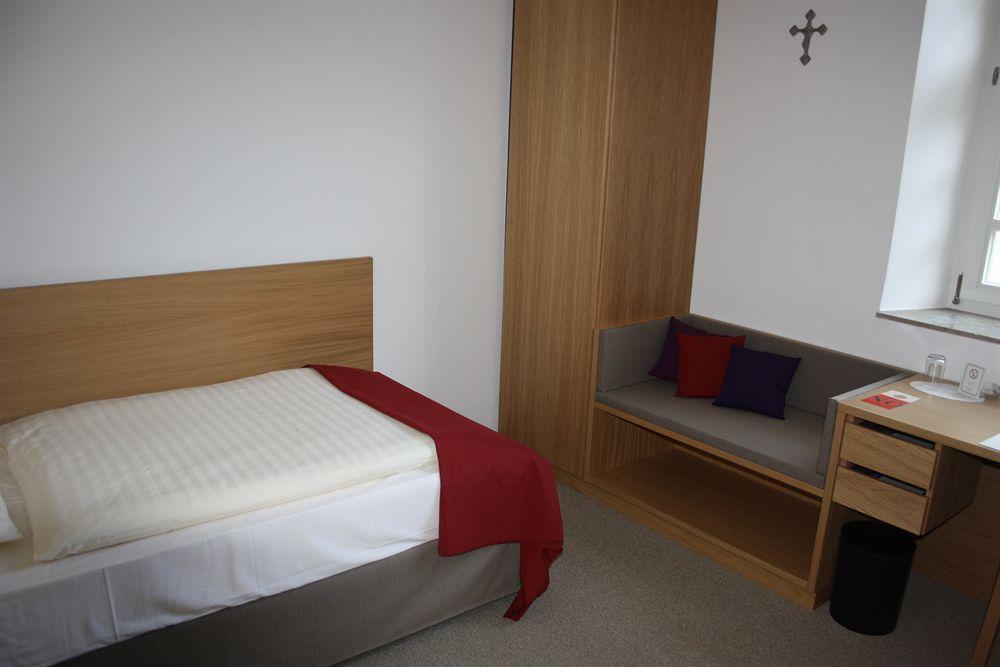 Kardinal Schulte Haus Hotel Bergisch Gladbach Bagian luar foto