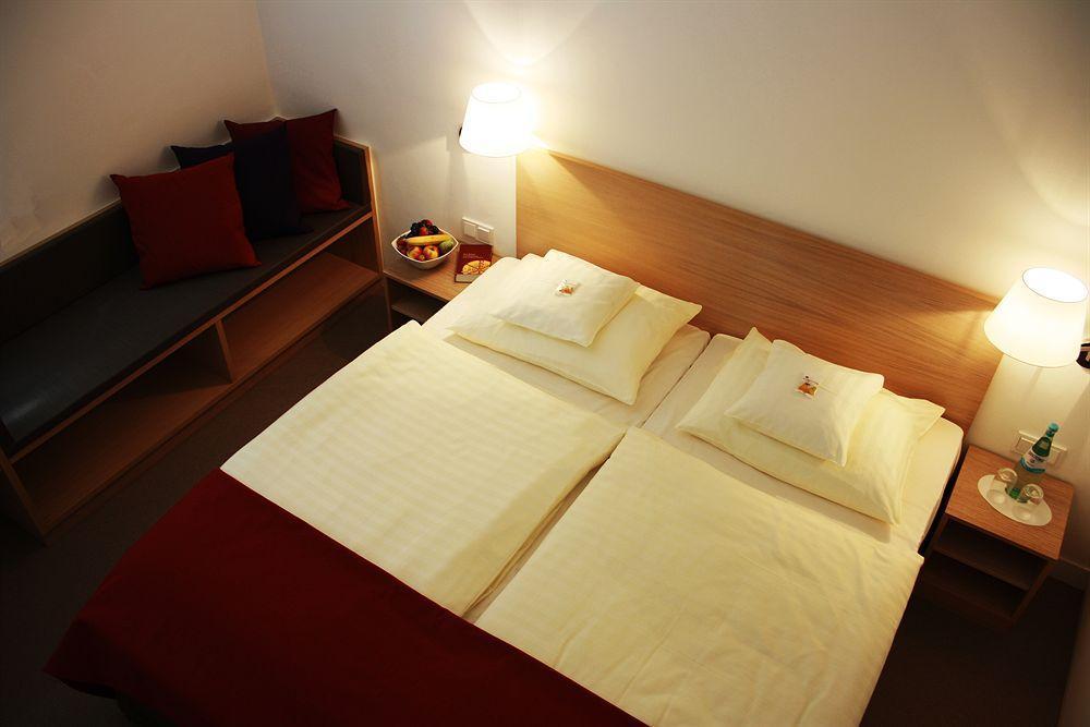 Kardinal Schulte Haus Hotel Bergisch Gladbach Bagian luar foto