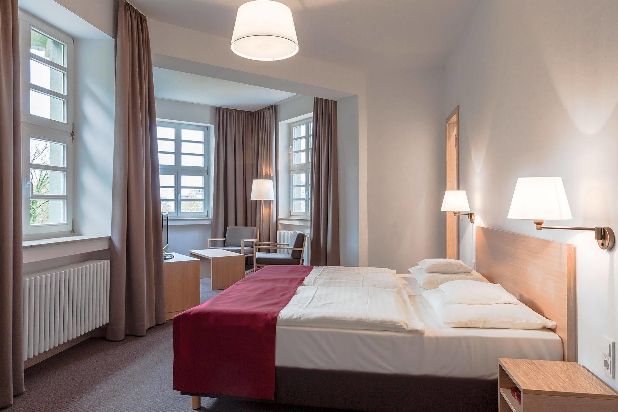 Kardinal Schulte Haus Hotel Bergisch Gladbach Bagian luar foto