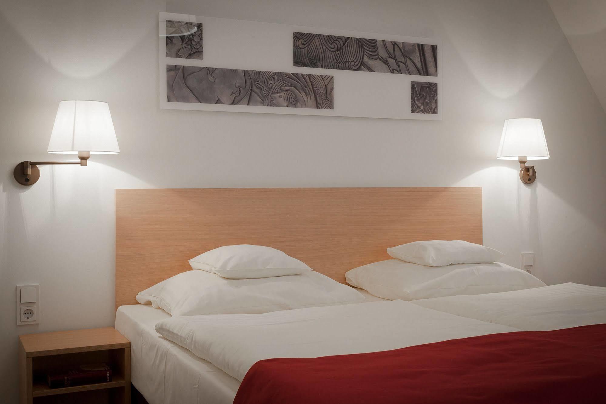 Kardinal Schulte Haus Hotel Bergisch Gladbach Bagian luar foto